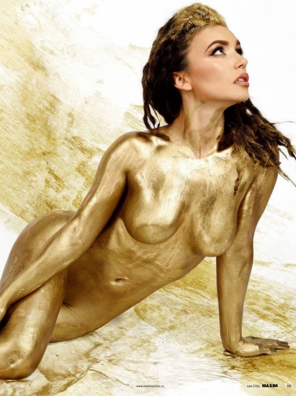 Ольга Серябкина полила себя золотом для фотосессии журнала Maxim