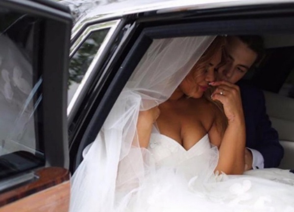 В сети появились первые фотографии со свадьбы Коррнелии Манго