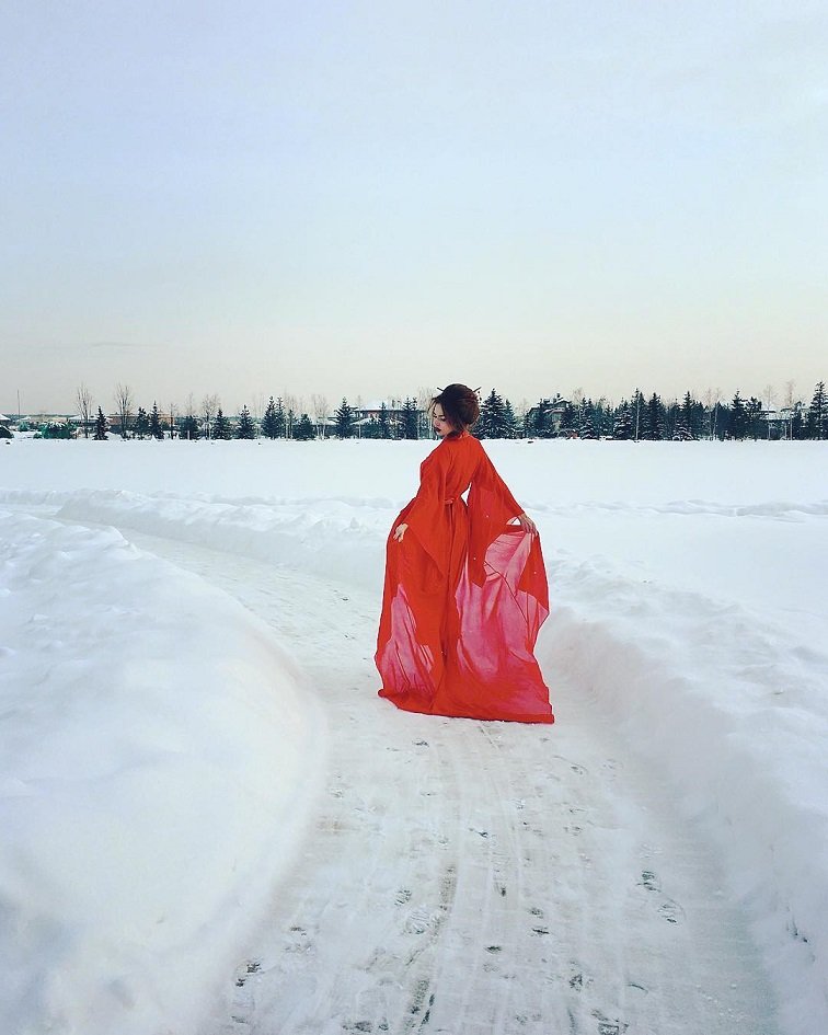 Алена Водонаева в яркой зимней фотосессии