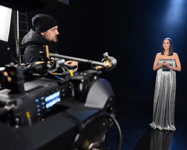 Алсу закончила съемки нового клипа в изумительном серебряном платье