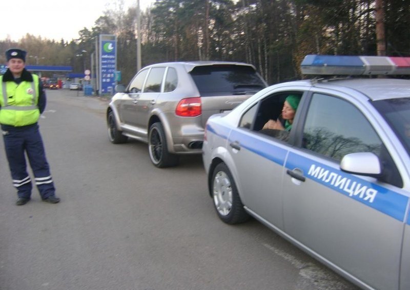 Редкие снимки: Викторию Боню задержали сотрудники ГИБДД