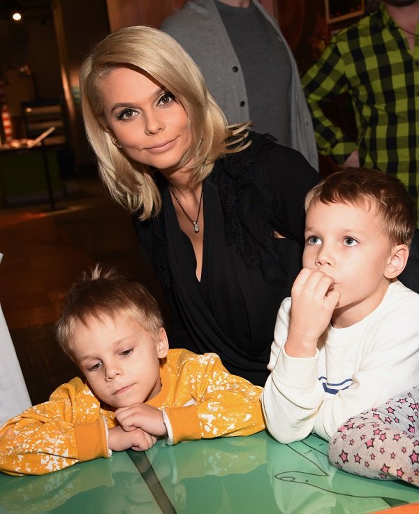 Блондинка в черном Ксения Новикова отвела детей в музей