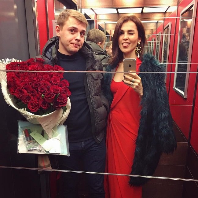 Сати Казановой выбрала красное платье для выступлении в Казахстане