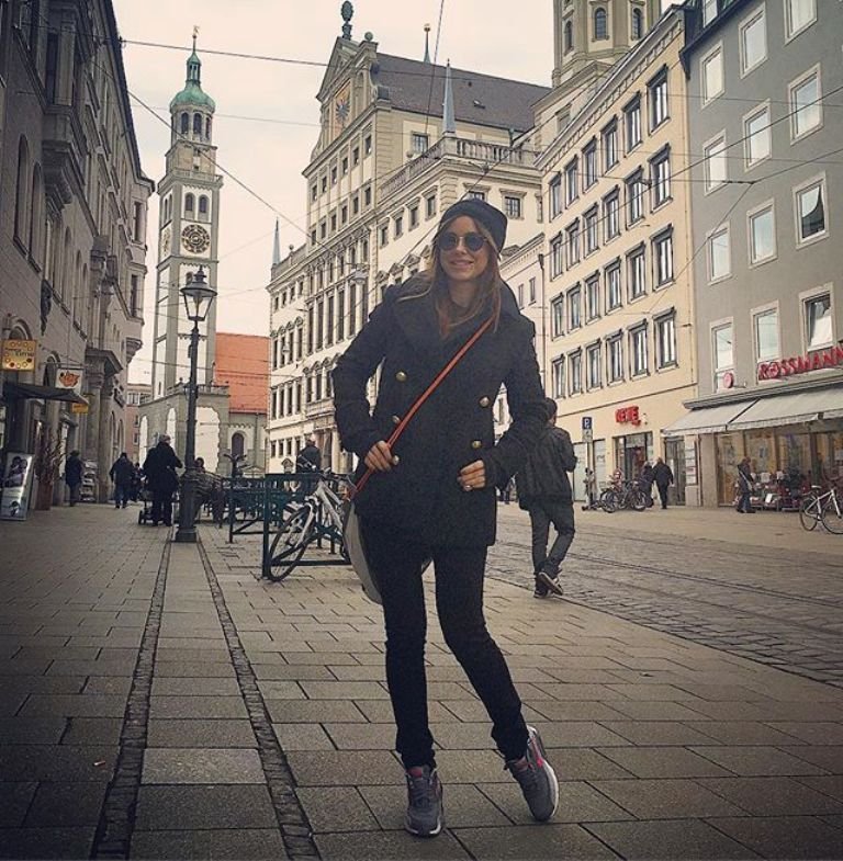 Ани Лорак гуляет по Берлину в одежде для подростка