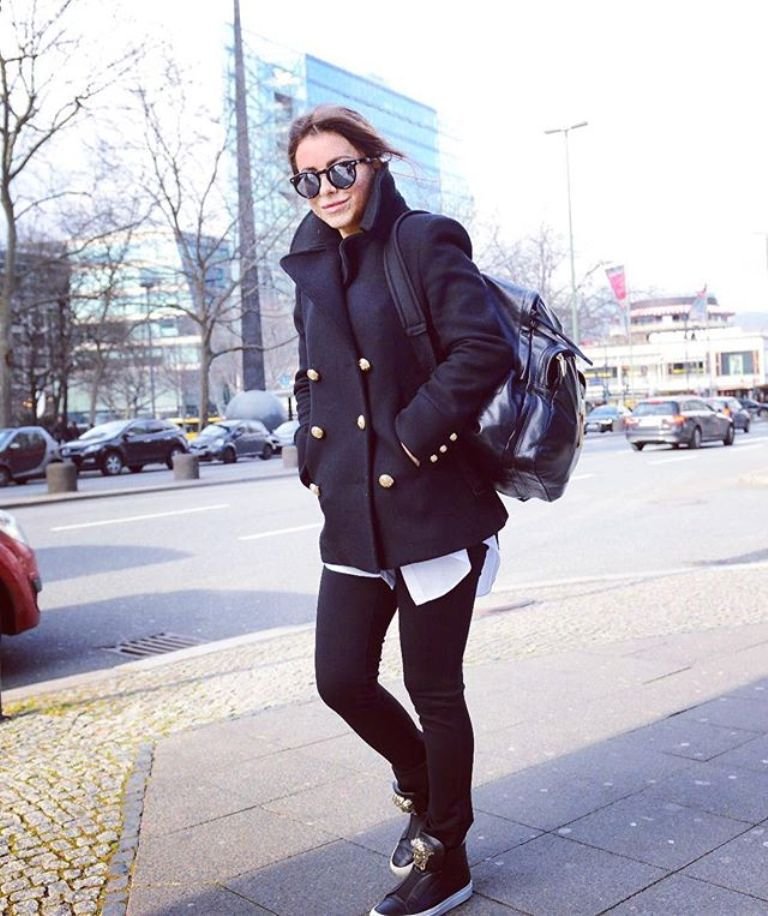 Ани Лорак гуляет по Берлину в одежде для подростка