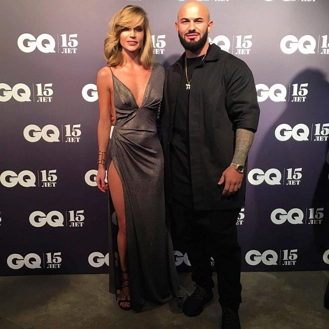 Певица Глюк'oZa в платье цвета металлик на вручении премии журнала GQ