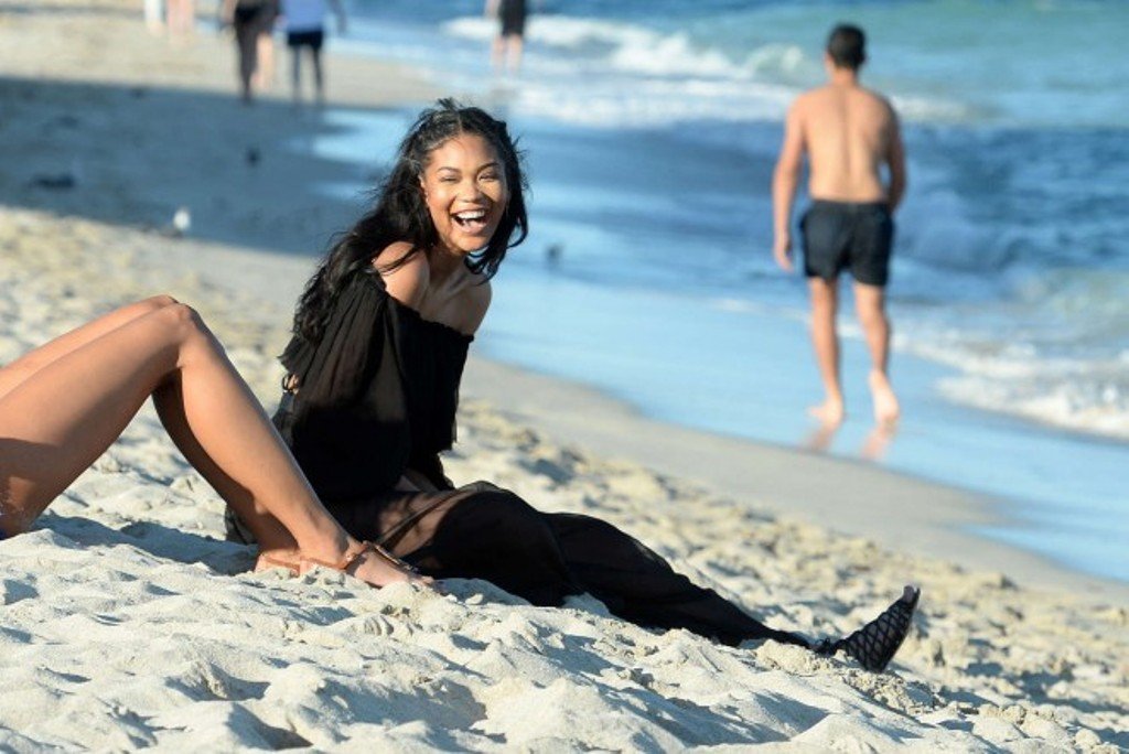 Шанель Иман вышла на пляж в шифоновой юбке и интересном топике