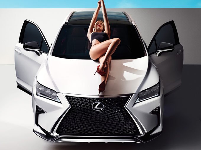 Блондинка Хейли Клоусон снялась в рекламе Lexus