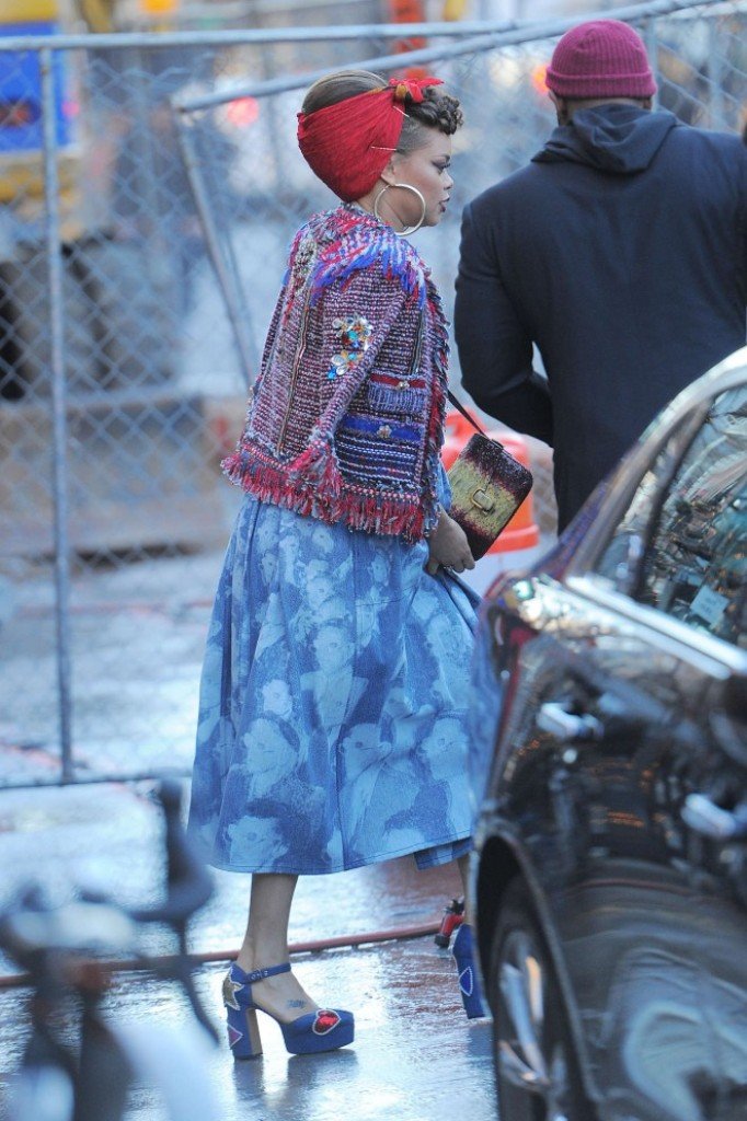 Андра Дей прогулялась по Нью-Йорку в странном наряде