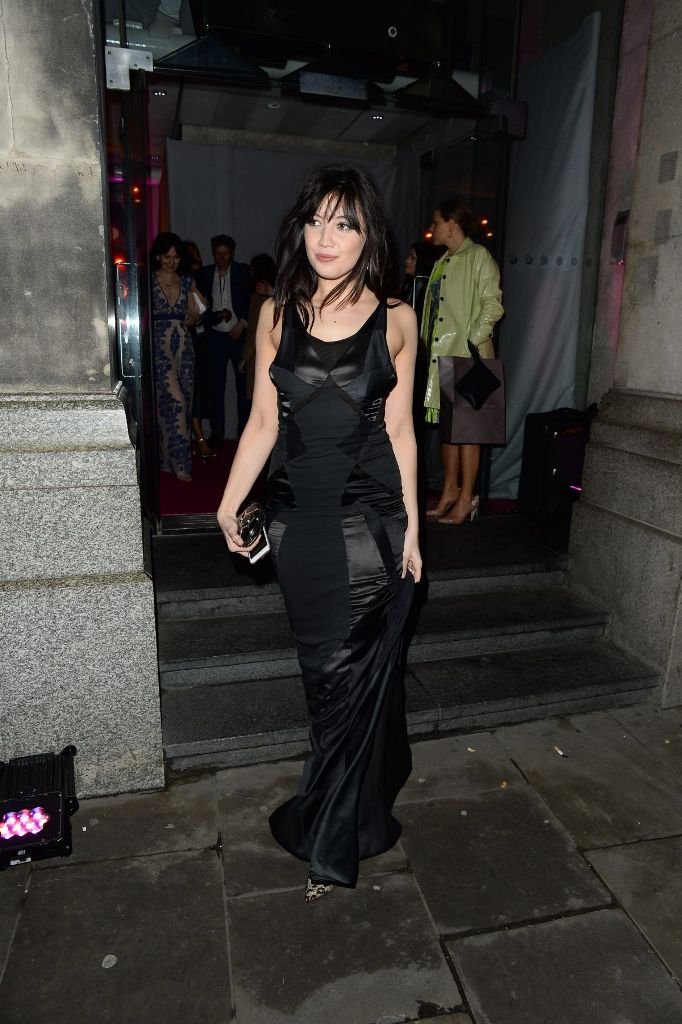 Дэйзи Лоу прибыла на вечеринку в мрачном образе и длинном платье