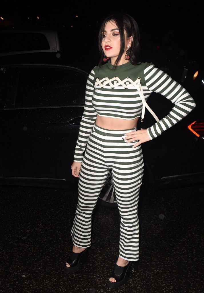 Charli XCX пришла на вечеринку в очень экстравагантном костюме