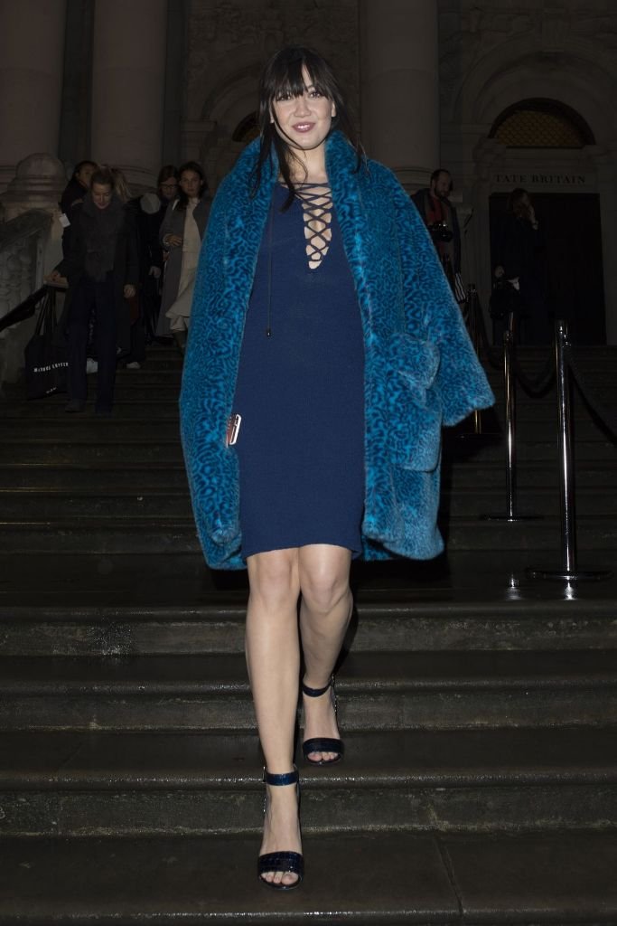 Дэйзи Лоу прогулялась по Лондону в синей шубе и платье с глубоким вырезом