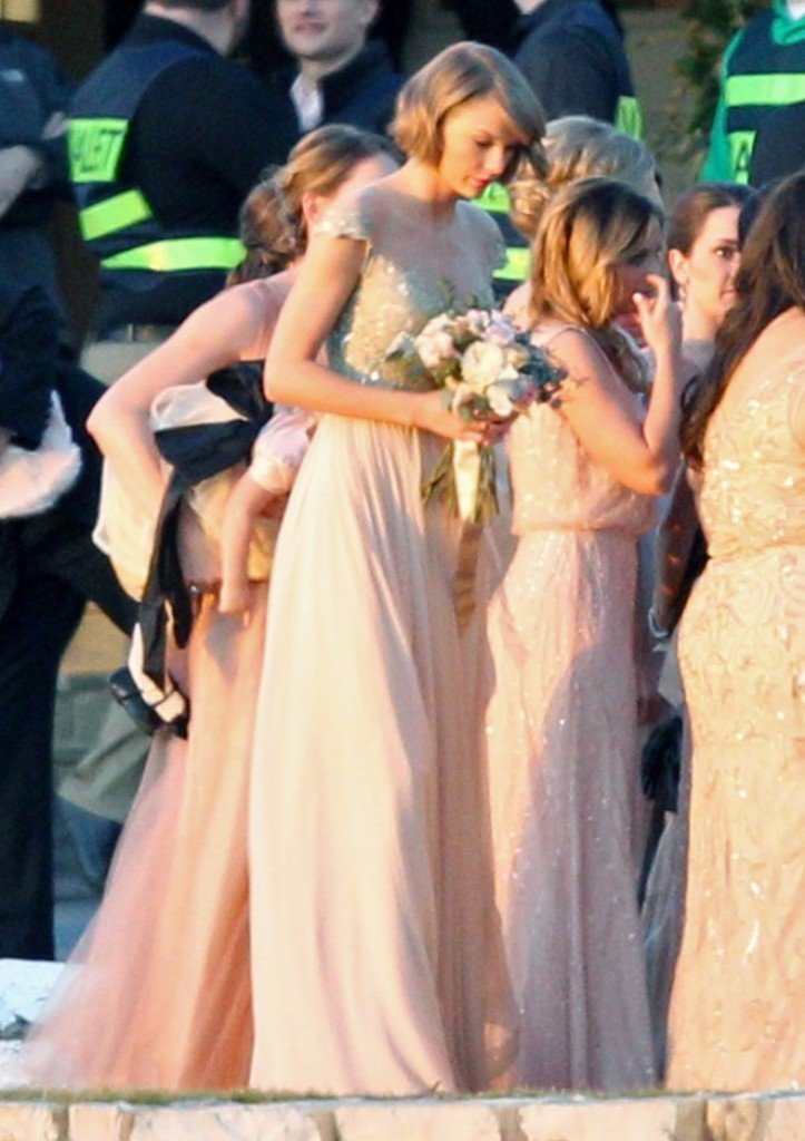Тейлор Свифт появилась на свадьбе в очень нежном платье