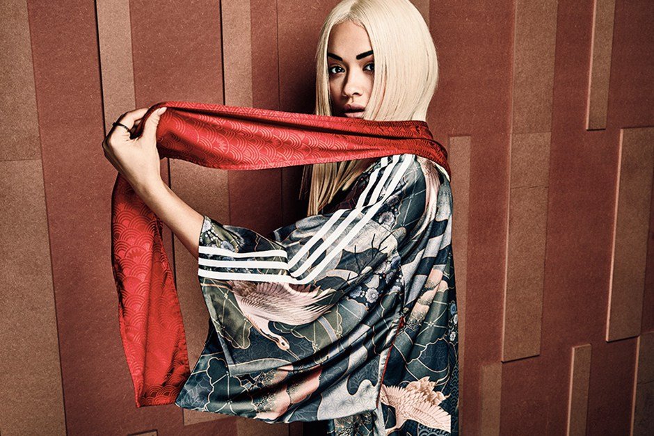 Певица Рита Ора примерила кимоно для рекламы Adidas
