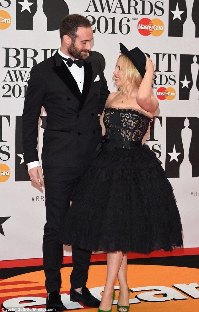 Кайли Миноуг показала потрясающий образ на BRIT Awards-2016