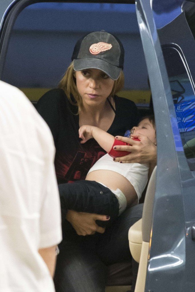 Шакира попала под вспышки камер в аэропорту