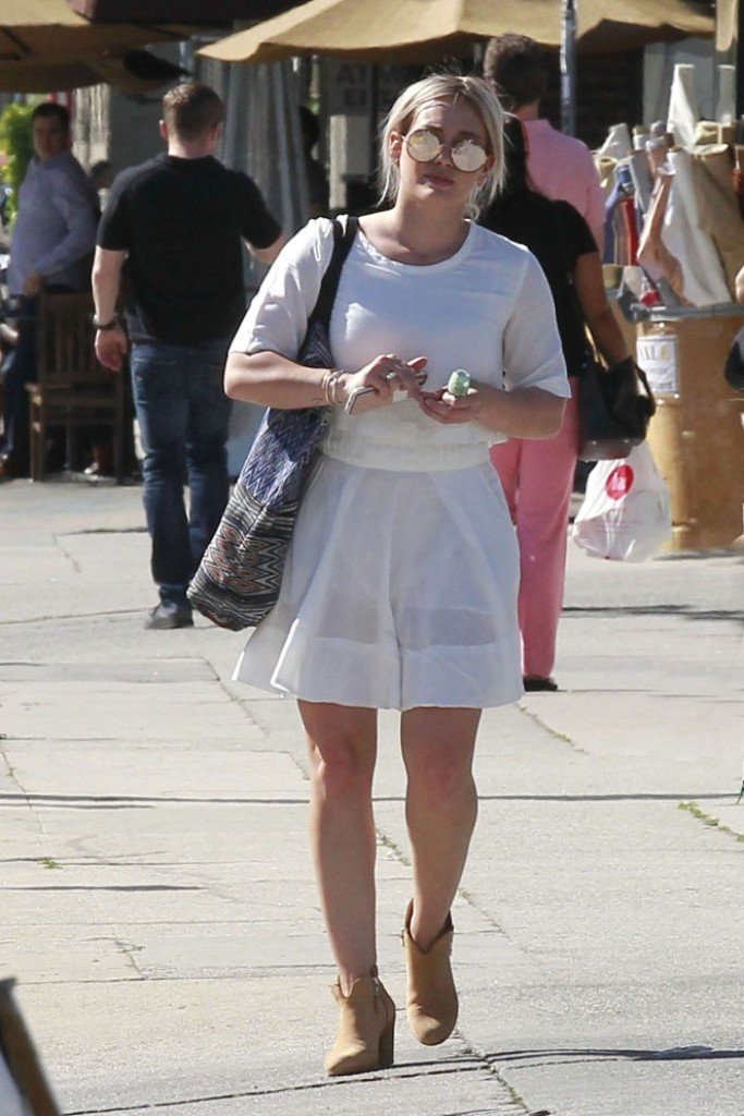 Хилари Дафф прогулялась в белом, коротеньком платье