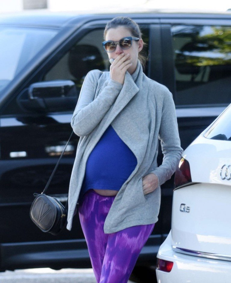 Энн Хэтэуэй стильно выглядит даже во время беременности