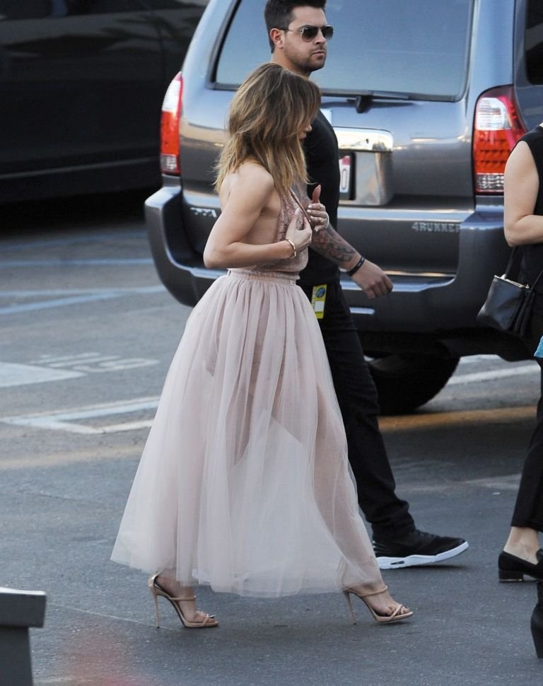 Дженнифер Лопес пришла на свое шоу в платье с шифоновой юбкой