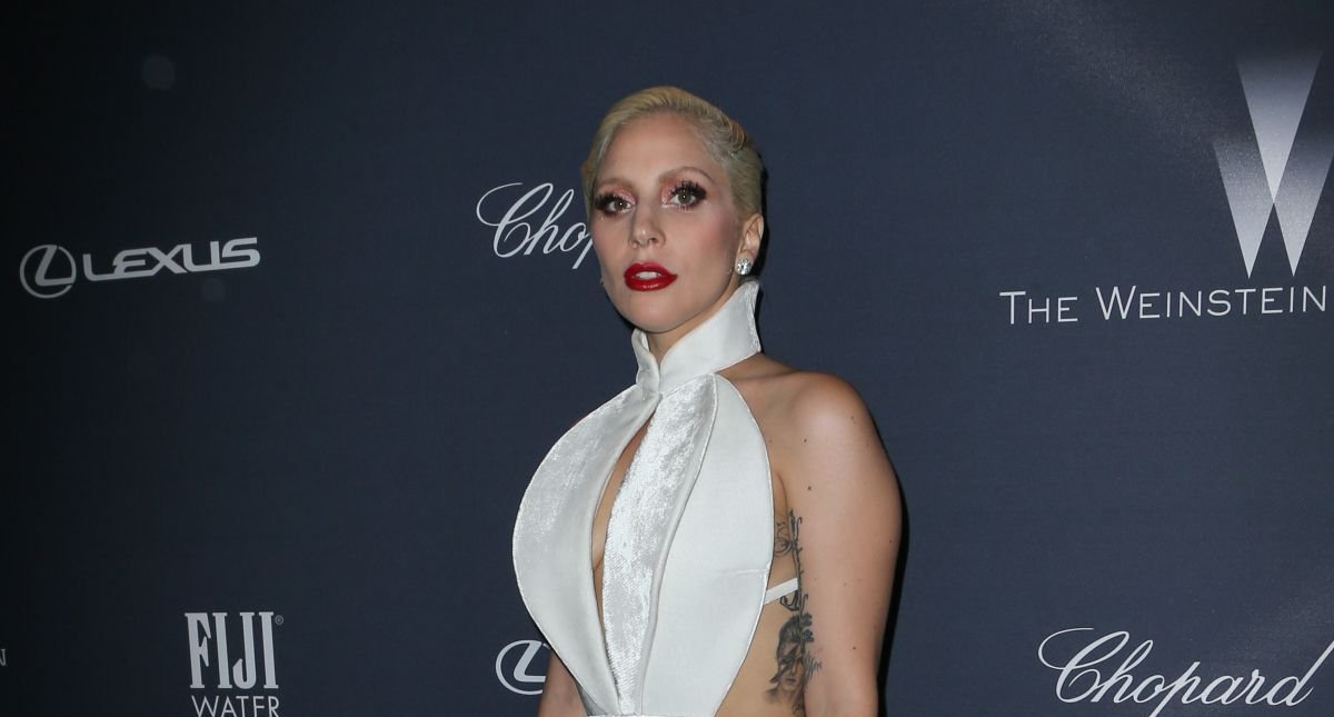 Леди Гага пришла на вечеринку в платье-фраке