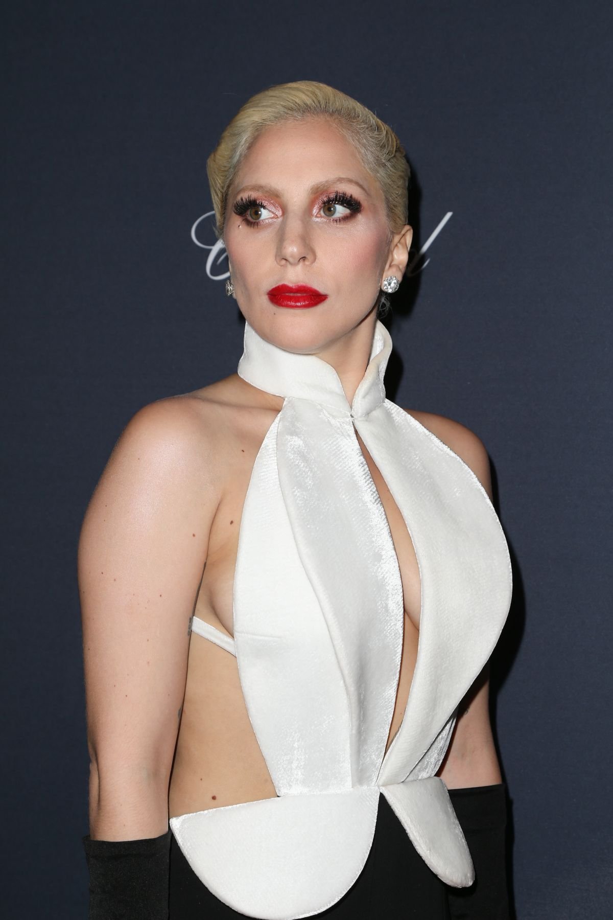 Леди Гага пришла на вечеринку в платье-фраке