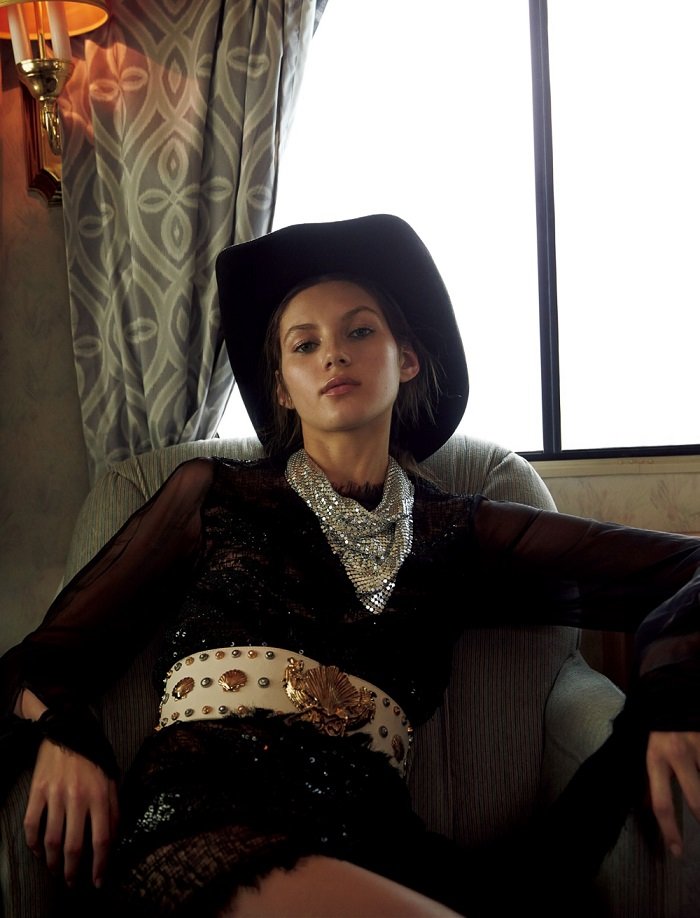Валерия Кауфман прогуливается в ковбойской шляпе для Vogue