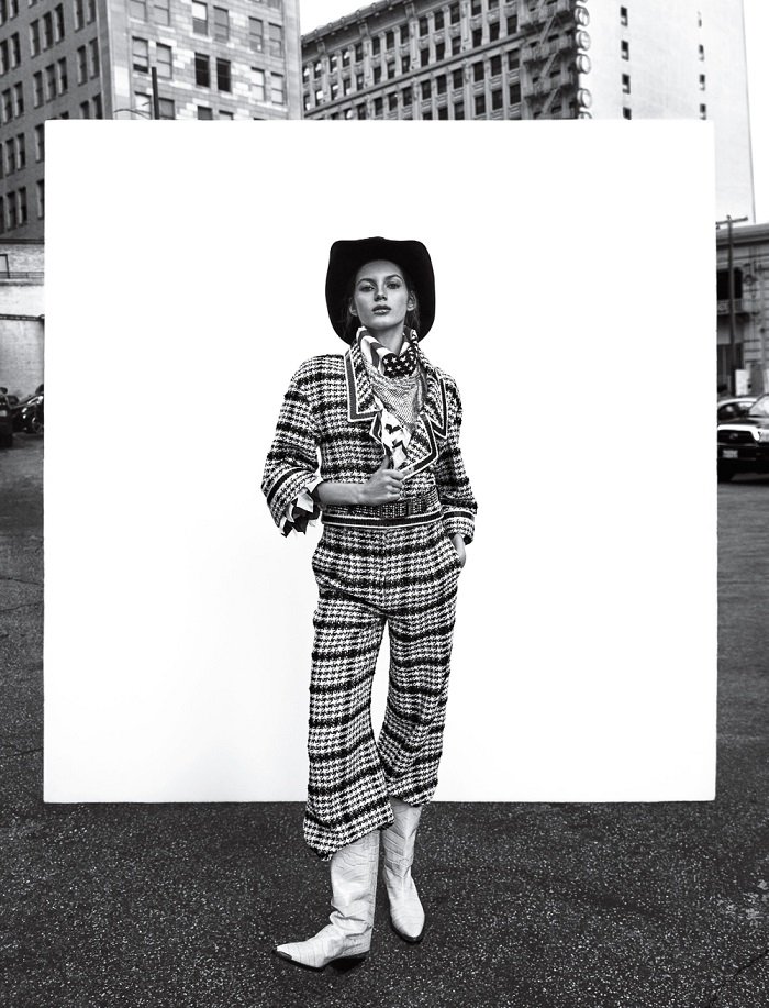 Валерия Кауфман прогуливается в ковбойской шляпе для Vogue