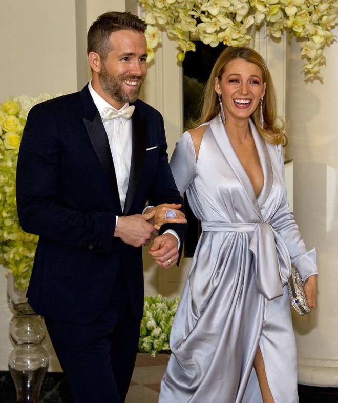 Блейк Лайвли для приема в Белом доме выбрала "платье-халат"