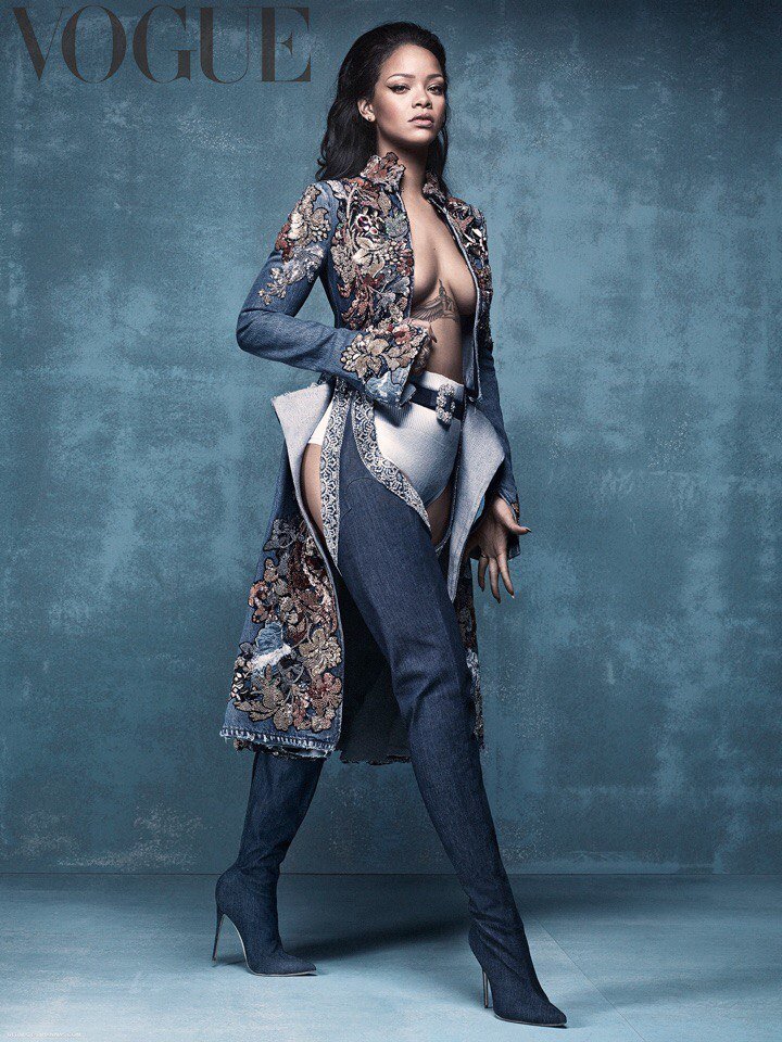 Рианна примерила джинсовые ботфорты на страницах Vogue