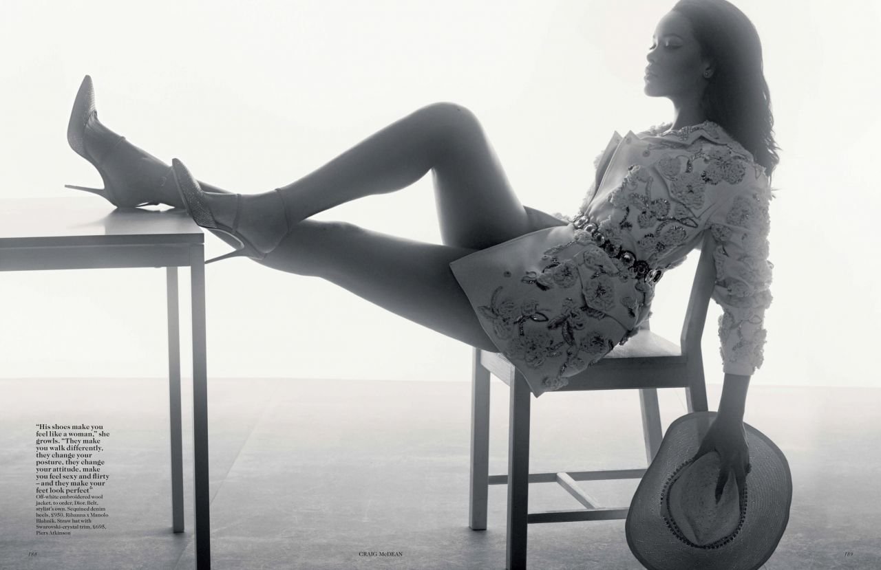 Рианна примерила джинсовые ботфорты на страницах Vogue
