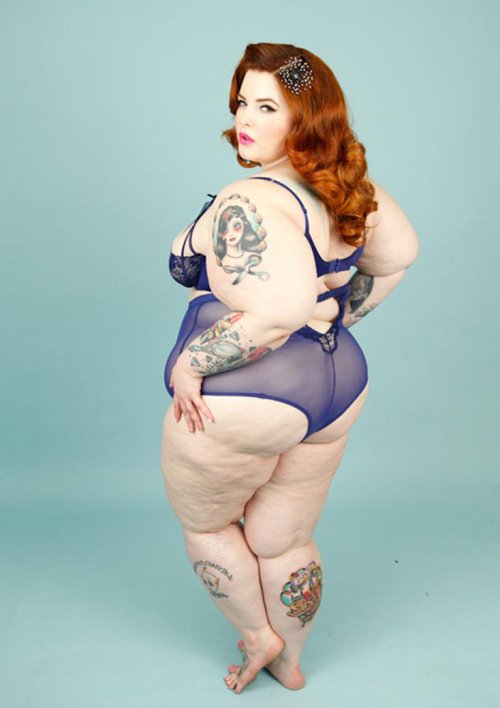 Модель plus-size Тесс Холлидей показала фото в бикини и вызвала споры в сети