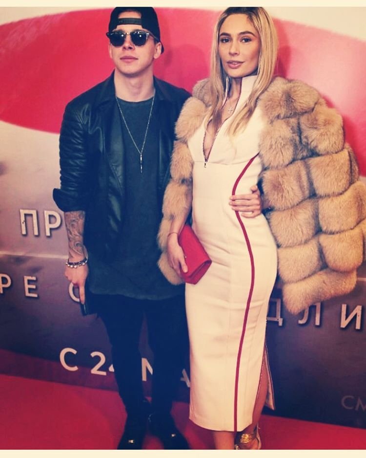 Наталья Рудова приехала на премьеру фильма в шубке и босоножках