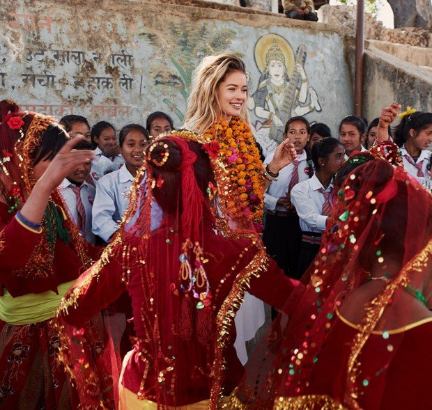 Даутцен Крез кружится в хороводе с индусскими девочками