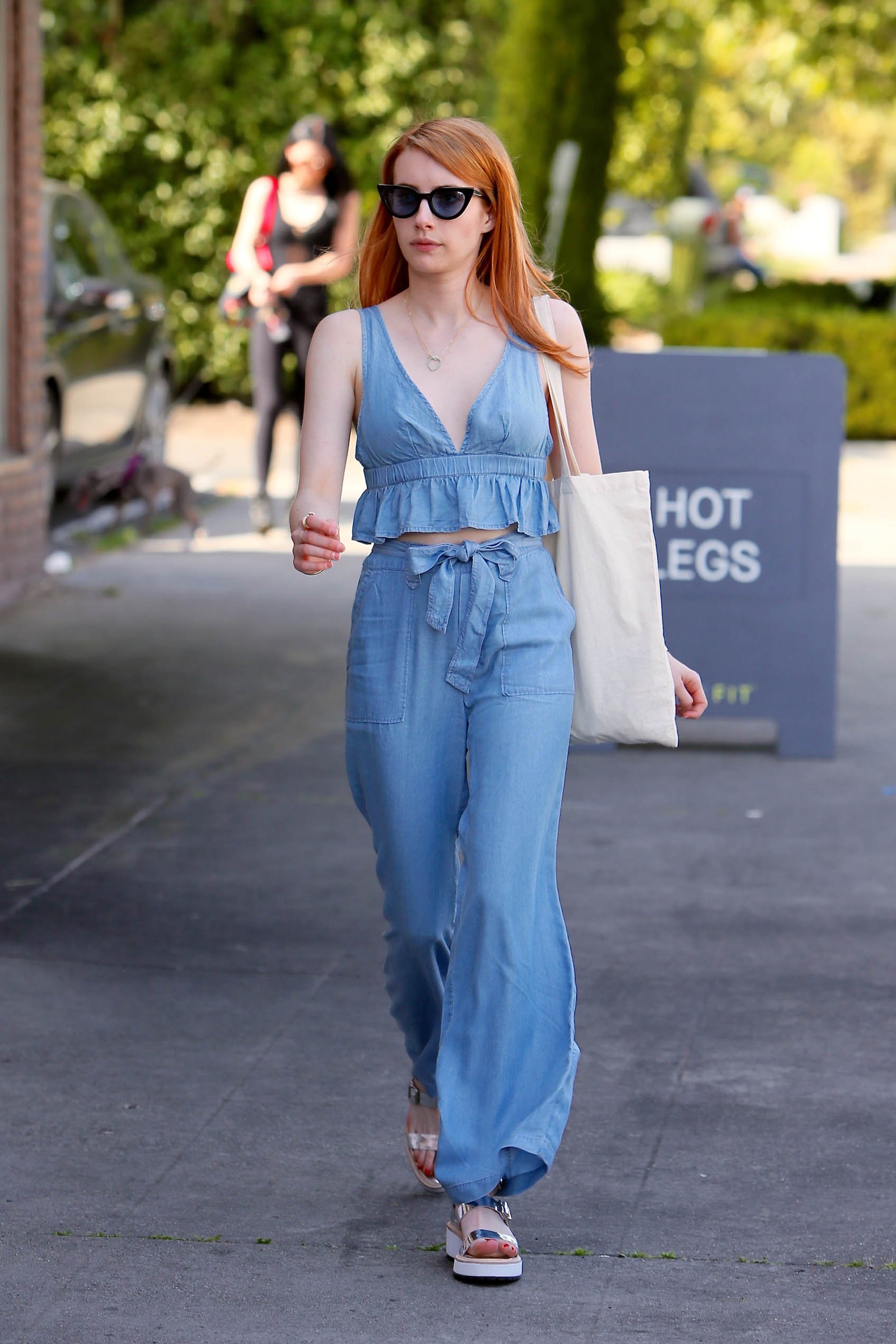 Эмма Робертс блеснула на улицах Голливуда своим нарядом