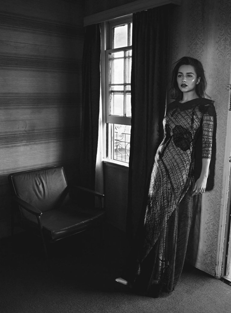 Эмилия Кларк в образе роковой красотки для Vogue