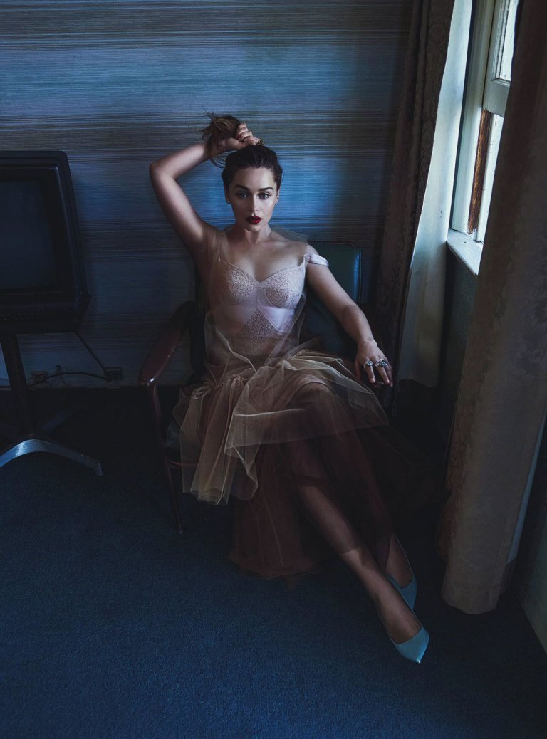 Эмилия Кларк в образе роковой красотки для Vogue