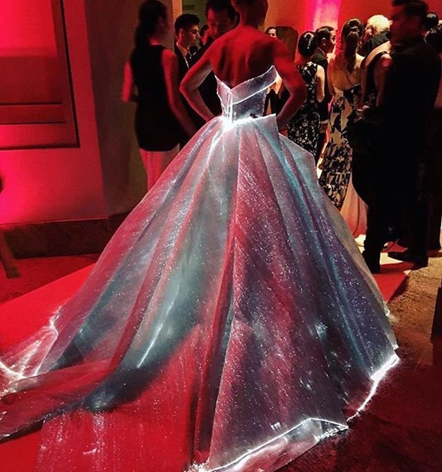 Клэр Дэйнс посетила MET Gala 2016 в необычном платье