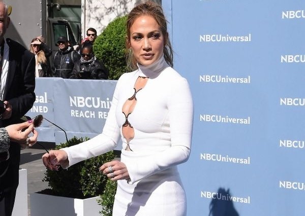 Дженнифер Лопес показала неудачный образ на торжественной дорожке NBC