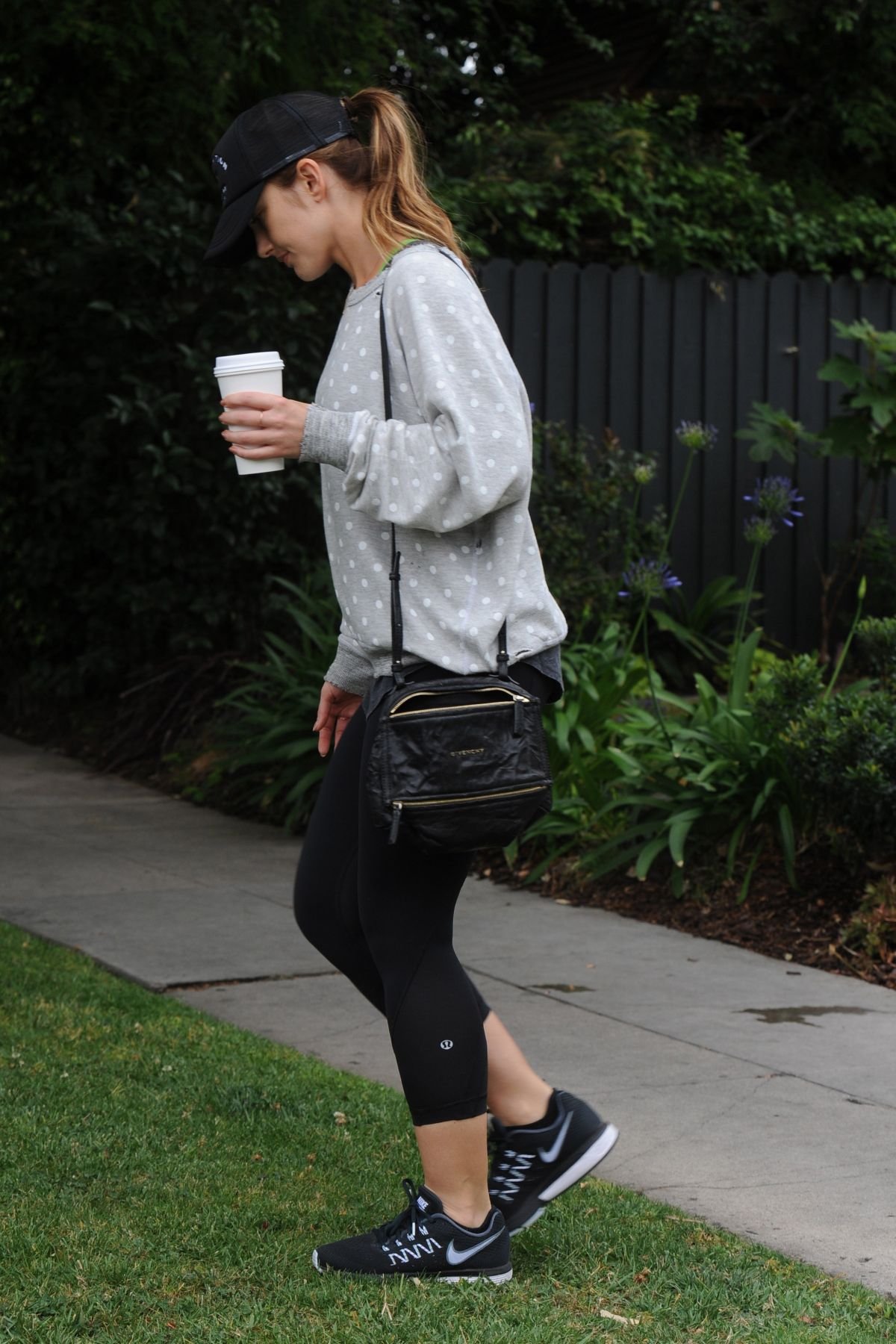 Минка Келли наслаждалась кофейным напитком во время прогулки по Голливуду