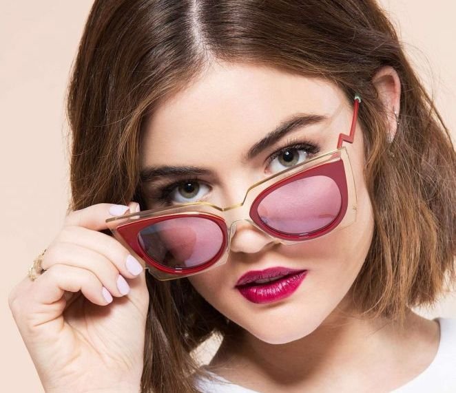 Люси Хейл примеряет очки на страницах Cosmopolitan