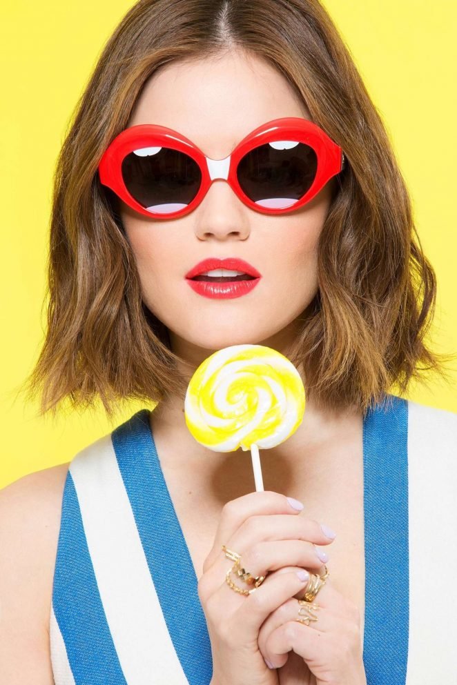 Люси Хейл примеряет очки на страницах Cosmopolitan