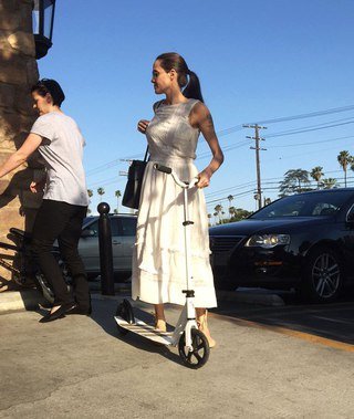 Анджелина Джоли с дочкой прокатилась на самокате по Лос-Анджелесу
