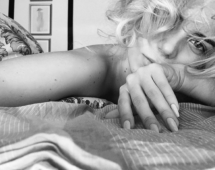 Анна Шульгина опубликовала утреннее селфи в образе Мерлин Монро