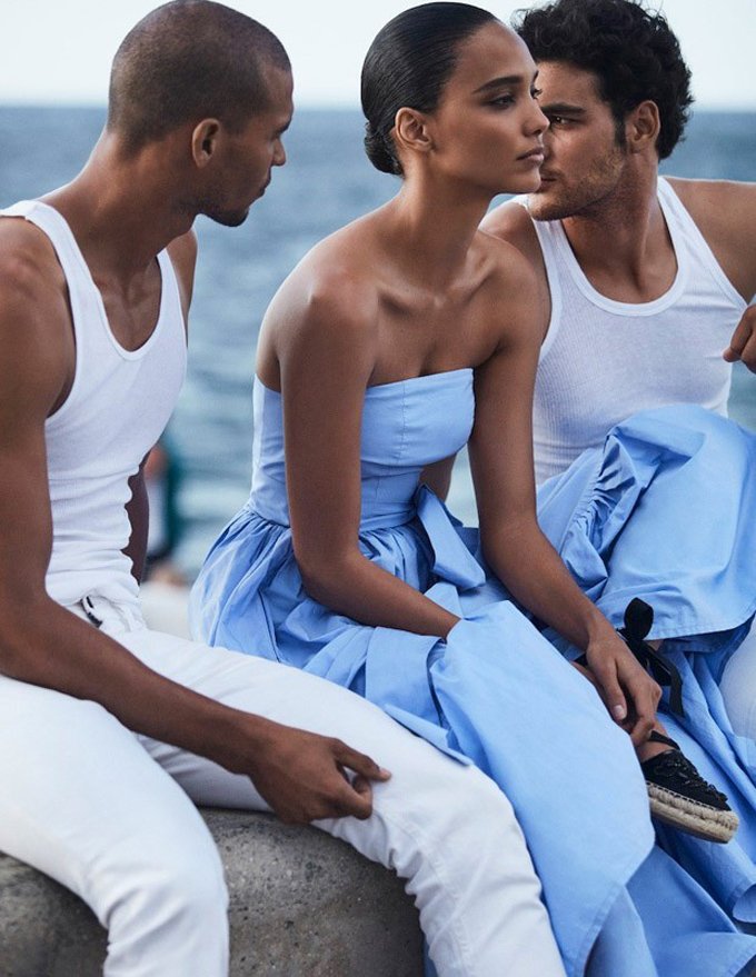 Кора Эммануэль в жгучей фотосессии для Vogue