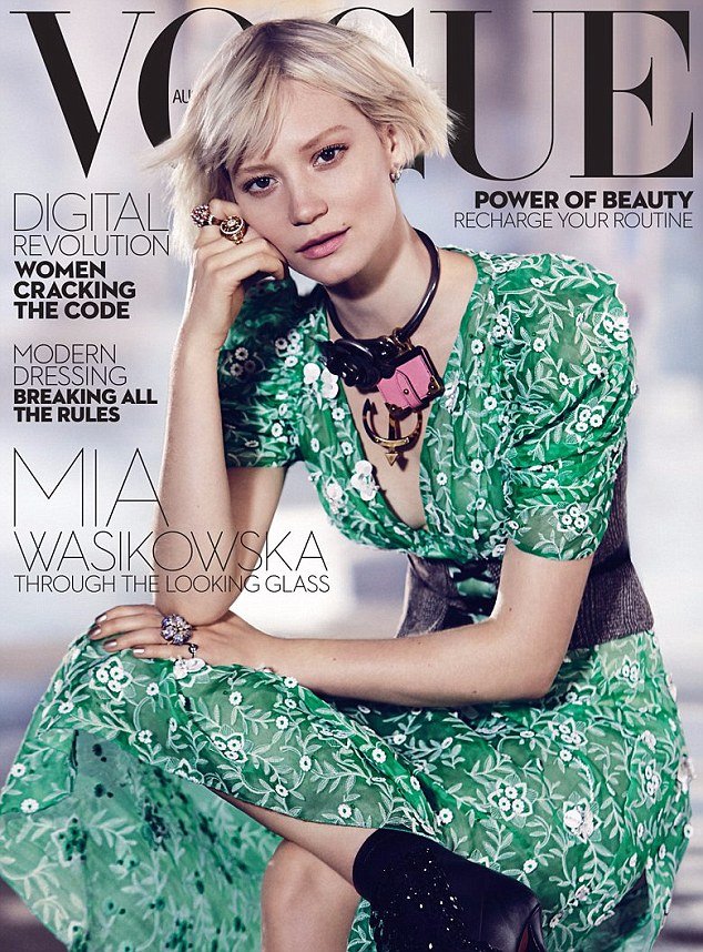 Миа Васиковска в шикарных вечерних нарядах на страницах Vogue