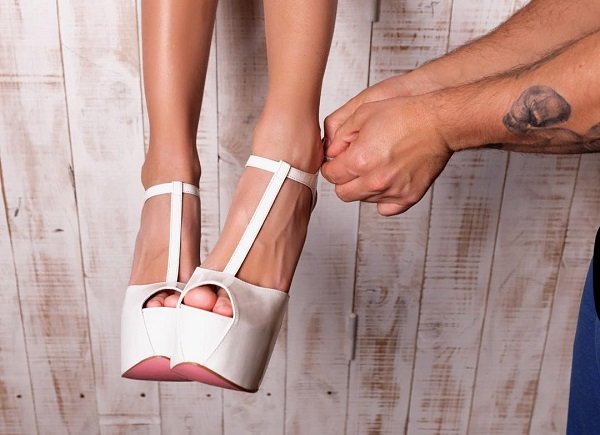 Им лучше знать: 8 вариантов босоножек, которые хотят видеть мужчины на ваших ногах