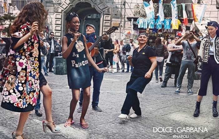 Dolce & Gabbana удивили креативной фотосессией, сняв моделей среди прохожих