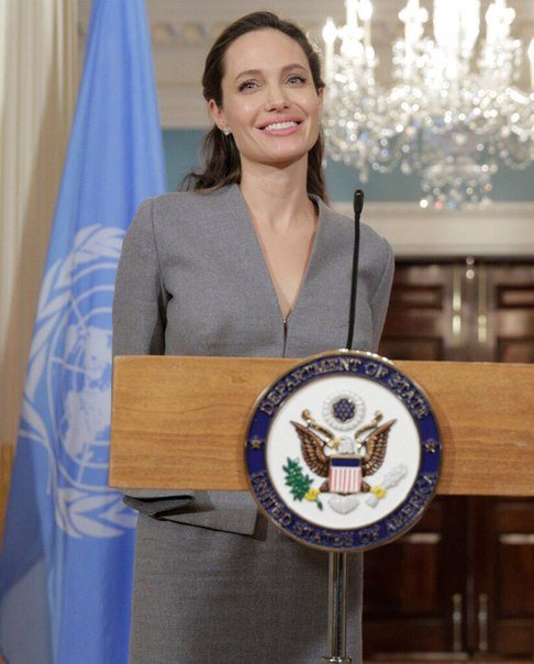 Анджелина Джоли в сером костюме на выступлении в Госдепе США
