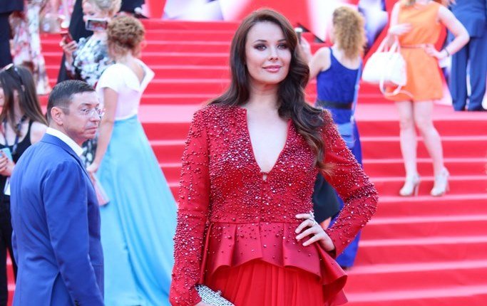 Оксана Федорова позировала на красной дорожке ММКФ в платье собственной марки
