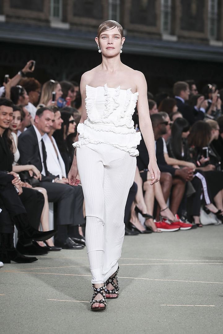 Наталья Водянова появилась на подиуме в рамках  Недели моды в Париже